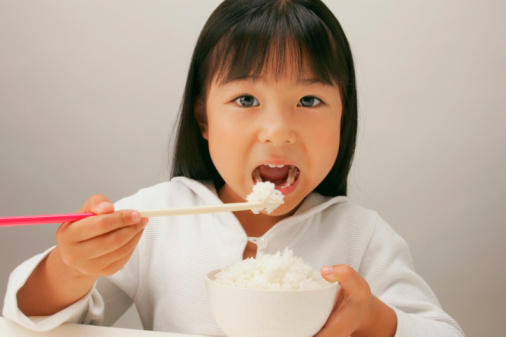 (Chopstick) Yemek Çubukları İle Pilav Yemek